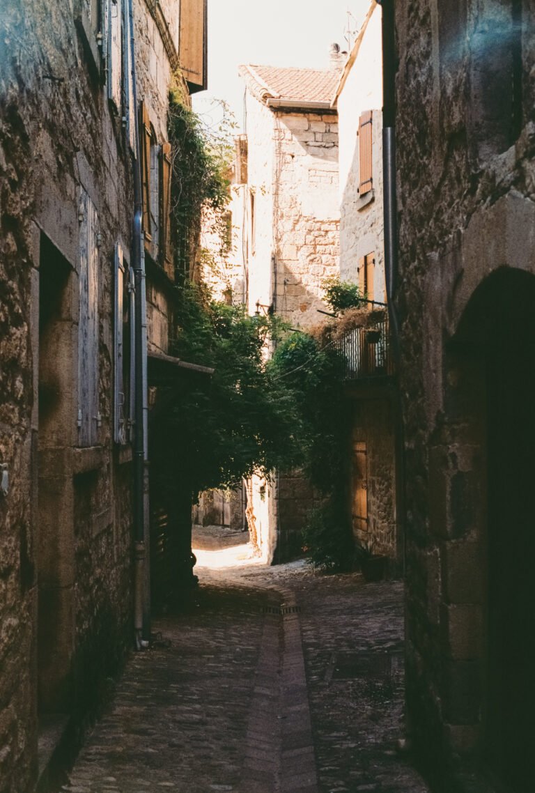 Photographie argentique d'une ruelle de Largentière, prise en Ardèche par le photographe Blckpi