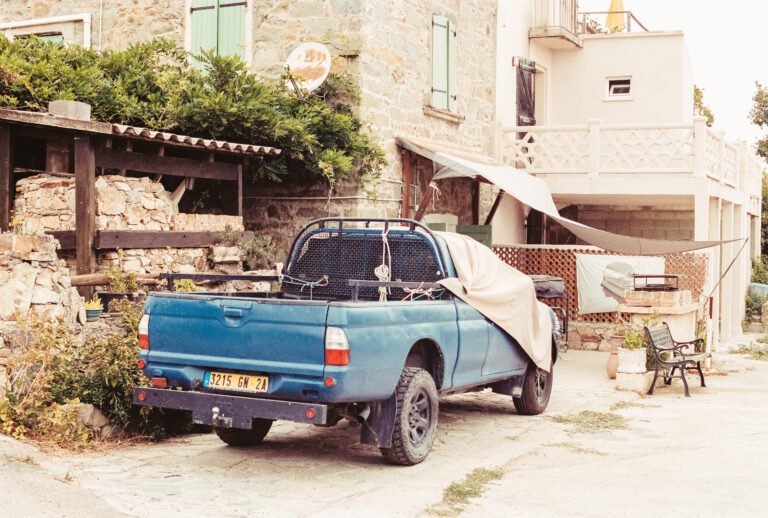 Photographies argentiques d'une voiture dans un village Corse, prise par le Photographe "Blckpi"