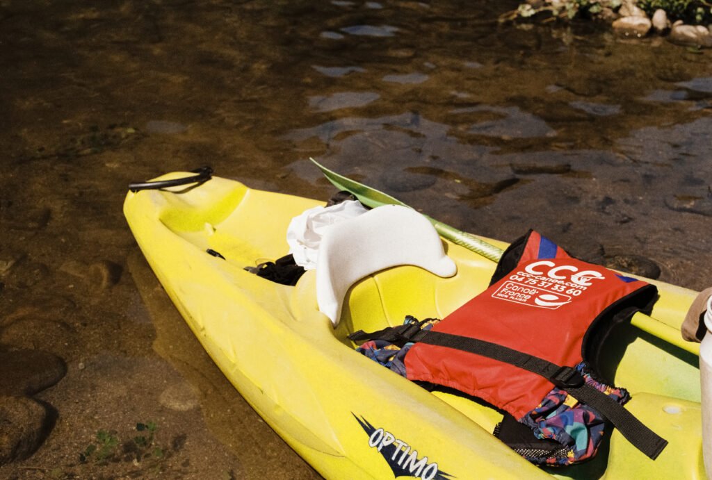 Photographie argentique d'un canoë prise en Ardèche par le photographe Blckpi