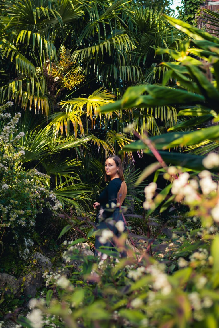 Photo portrait d'une femme au jardin des plantes de Rouen